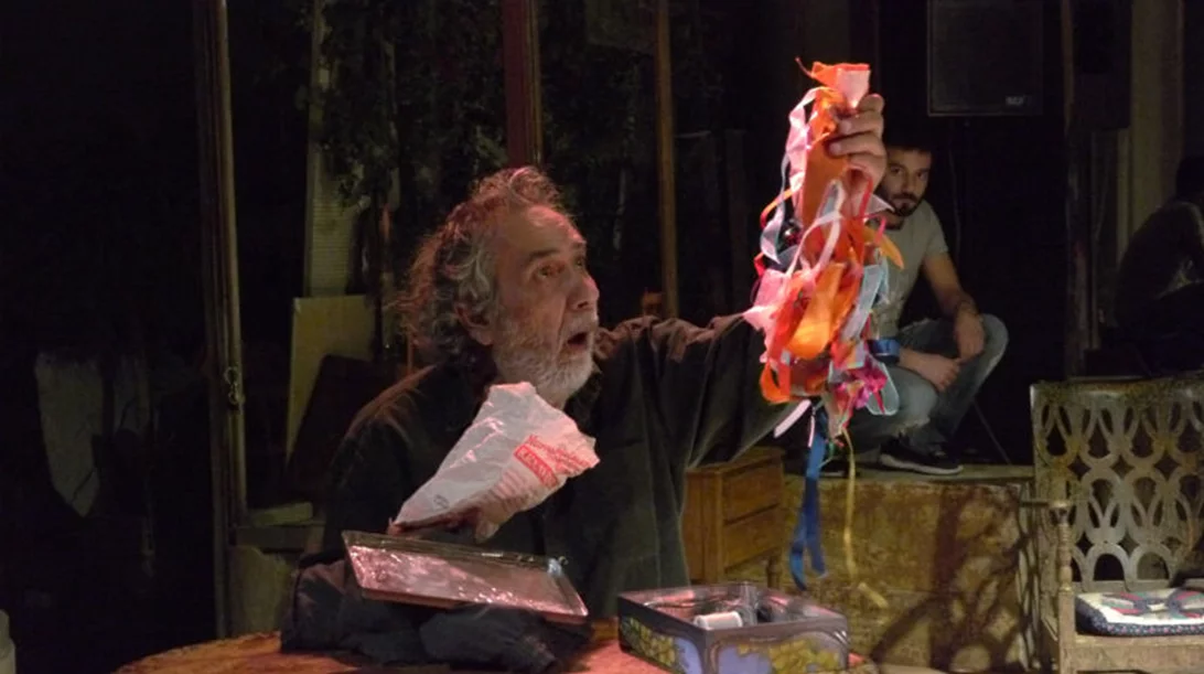 Ο Κώστας Αρζόγλου μόνος με το πανταλόνι του